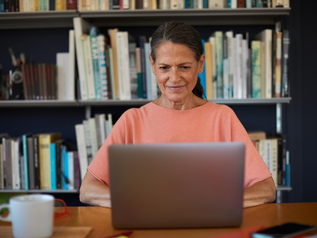 Woman on her laptop at a support group meeting